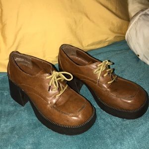Size 7 brown platform shoes.